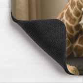 Tapis De Souris Giraffe Leaning On Pillow Stack (Coin)