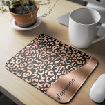 Tapis De Souris Glam Faux Foil Leopard Spots Rose Gold Black Name<br><div class="desc">Ce design présente un motif tacheté métallique léopard rose chic sur un arrière - plan noir à gauche, et une image en faux feuille d'or rose à droite en forme d'onde bordée d'une fausse parties scintillant en or rose. Personnalisez-le avec votre nom ou votre monogramme dans une police de brosse...</div>
