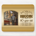Tapis De Souris Gold 80th Birthday Meilleur cadre photo personnali<br><div class="desc">Célébrez l'anniversaire marquant de votre personne âgée préférée avec ce cadeau classe qui leur rappelle à quel point ils sont fabuleux. Des lignes épurées et des tons bruns, or et crème composent ce cadre simple mais élégant qui peut être customisé avec votre photo préférée, les noms, les initiales ou d'autres...</div>