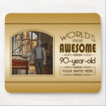 Tapis De Souris Gold 90th Birthday Meilleur cadre photo personnali<br><div class="desc">Célébrez l'anniversaire marquant de votre personne âgée préférée avec ce cadeau classe qui leur rappelle à quel point ils sont fabuleux. Des lignes épurées et des tons bruns, or et crème composent ce cadre simple mais élégant qui peut être customisé avec votre photo préférée, les noms, les initiales ou d'autres...</div>