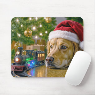 Tapis De Souris Golden Retriever regardant un train jouet de Noël