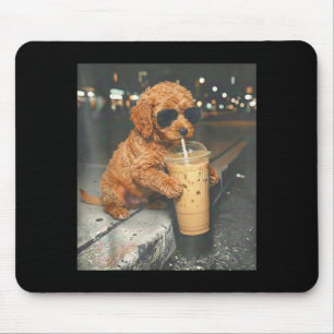 Tapis De Souris Goldendoodle buvant un café glacé mème de chien dr
