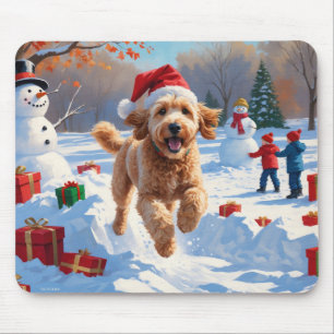 Tapis De Souris Goldendoodle courant dans la neige avec un chapeau