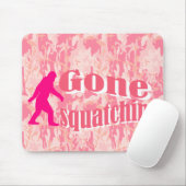 Tapis De Souris Gone Squatching sur camouflage rose (Avec souris)