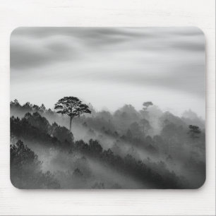 Tapis De Souris Grand arbre dans la forêt de pin dans la brume