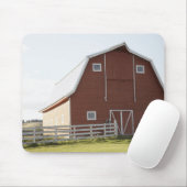 Tapis De Souris Grange dans le paysage rural (Avec souris)