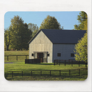Tapis De Souris Grange dans une ferme de chevaux pur-sang au lever