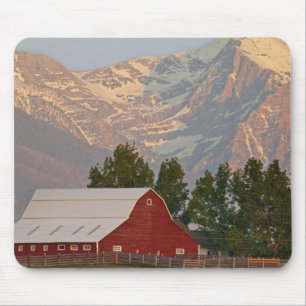 Tapis De Souris Grange rouge vif sur fond de montagnes Mission dan