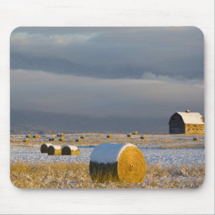 Tapis De Souris Grange rustique et balles de foin après une neige