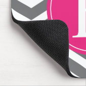 Tapis De Souris Gris blanc Chevron rose clair Monogramme (Coin)