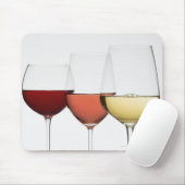 Tapis De Souris Gros plan de verres de différents vins (Avec souris)