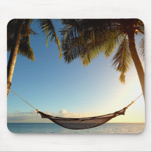 Tapis De Souris Hamac entre les palmiers sur la plage tropicale