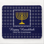Tapis De Souris HEUREUX CHANUKAH Aimer Joy Paix BLEU Hébreu<br><div class="desc">Fête colorée MOUSEPAD avec faux argent Star de David en subtil motif arrière - plan. Une menorah dorée se trouve à l'intérieur d'une boîte carré au milieu. Il y a un texte d'espace réservé personnalisable qui dit HAPPY HANOUKKA dans la typographie blanche. Ce texte peut être personnalisé pour que vous...</div>