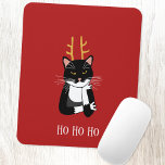 Tapis De Souris Humour de chat de Noël sarcastique<br><div class="desc">Un chat tuxedo noir et blanc sarcastique,  agacé et peu enthousiaste avec des bois de Noël.  Ho ho,  etc.Modifier ou supprimer le texte pour customiser.</div>