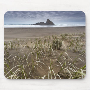 Tapis De Souris Île de la plage Panatahi de Karekare, côte ouest