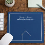 Tapis De Souris Immobilier Société Blue House Custom Realer<br><div class="desc">Cette mousepad de realtor moderne est simple et subtile avec votre monogramme et nom de société. Il présente un dessin chic minimaliste bleu et blanc représentant une maison. Un tapis de souris immobilier très classe pour vos agents immobiliers.</div>