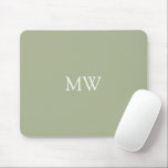 Tapis De Souris Initiales Monogrammes Vert Sage Minimaliste<br><div class="desc">Ce magnifique mousepad présente un design vert sage minimaliste avec vos initiales monogrammes ou texte personnalisé en blanc.</div>