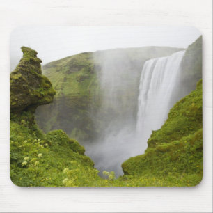 Tapis De Souris Islande. La cascade de Skogarfoss plonge sur une