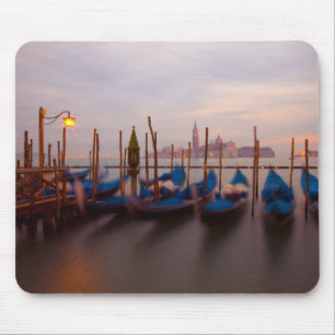 Tapis De Souris Italie, Venise. Gondoles ancrées au crépuscule.