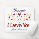 Tapis De Souris JE T'AIME Rouge Coeur Or Ruban Vintage Valentine<br><div class="desc">Typographie frappante ‘I Love You’ conçue pour vous en or sombre, rouge et violet. Ci-dessus, une explosion de coeurs rouges et violets, de ruban doré et d'étoiles au-dessus. Une jolie illustration rétro incorporant un libellé à la main avec une vibe cool Seventies et des motifs dessinés à la main. Grand...</div>