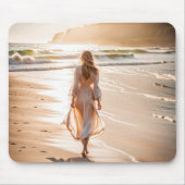 Tapis De Souris Jeune femme marchant sur la plage (Devant)