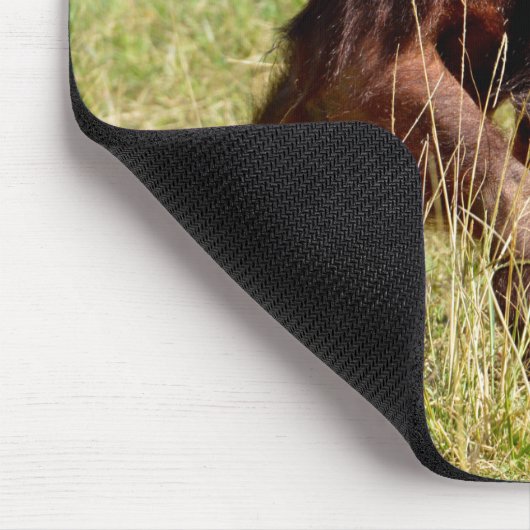 Tapis De Souris Jeune orangoutan marchant sur l'herbe (Coin)