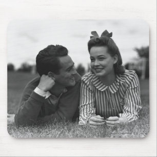 Tapis De Souris Jeunes couples se trouvant sur l'herbe