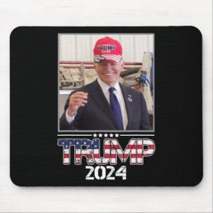Tapis De Souris Joe Biden portant un chapeau Trump Élection drôle