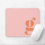 Tapis De Souris Joli Pastel rose orange Monogramme rétro Lettres<br><div class="desc">Ce tapis de souris élégant présente votre monogramme en corail sur un arrière - plan rose pastel en lettrage rétro. Super idée cadeau !</div>