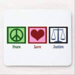 Tapis De Souris Justice de l'amour pour la paix<br><div class="desc">Je crois en la loi. Panneau de paix,  coeur rouge et échelles de justice. Un grand cadeau pour une personne de la profession juridique,  un avocat,  un avocat,  un procureur ou un juge.</div>