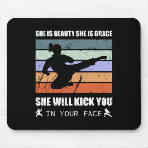 Tapis De Souris Karate Girl - Elle est belle, elle est gracieuse,