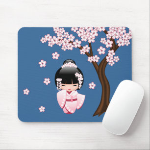 Tapis De Souris Kimonon rose Kawaii Poupée Kokeshi sur fond bleu