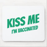 Tapis De Souris Kiss Me Je suis Vacciné Moderne Mignonne Citation<br><div class="desc">"Kiss Me I'm Vaccination" en typographie sans serif moderne,  mignonne et simple</div>