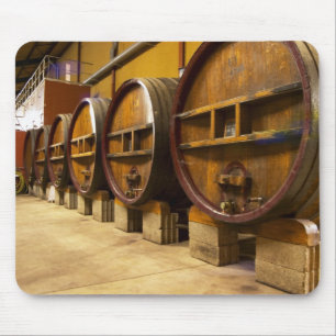 Tapis De Souris La cave vinicole avec de grands vieux fûts en bois