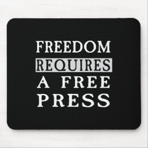 Tapis De Souris La liberté nécessite un t-shirt anti-Trump de pres