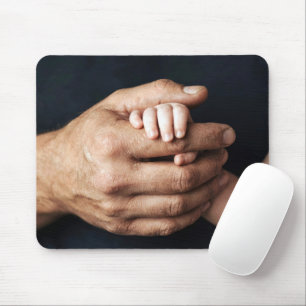 Tapis De Souris La main de bébé agrippant la main de papa