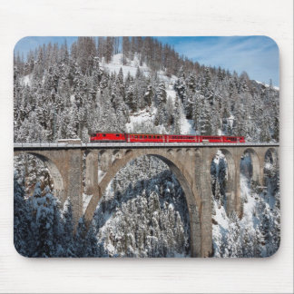 Tapis De Souris La neige rouge de pin de train a couvert des