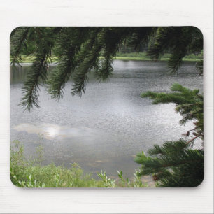 Tapis De Souris Lac argenté encadré par les branches à feuillag