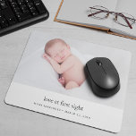 Tapis De Souris L'amour à la première vue bébé photo<br><div class="desc">Gardez votre petit-déjeuner doux à proximité pendant la journée de travail avec notre mousepad photo moderne et minimal. Personnalisez avec votre photo préférée de nouveau-né; "l'amour au premier regard" apparaît sous la typographie moderne hors-noir. Customisez avec le nom et la date de naissance de votre bébé et ajoutez des statistiques...</div>