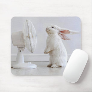 Tapis De Souris Lapin blanc aux oreilles tombantes se rafraîchissa