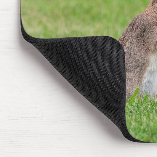 Tapis De Souris Lapin debout dans l'herbe et l'air timide (Coin)