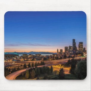 Tapis De Souris L'autoroute I-5 et le centre de Seattle au crépusc