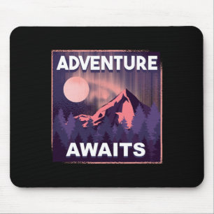 Tapis De Souris L'aventure Attend l'escalade de montagne Randonnée