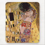 Tapis De Souris Le baiser, Gustav Klimt<br><div class="desc">Le baiser (Der original Kuss) a été peint par Gustav Klimt, et est probablement son travail plus célèbre. Il a commencé le travail là-dessus en 1907 et c'est le sommet de sa soi-disant "période d'or". Il dépeint un couple, dans diverses nuances d'or et des symboles, partageant un baiser sur un...</div>