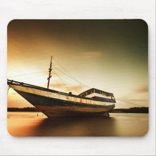 Tapis De Souris Le corps du vieux bateau Bali, Indonésie
