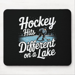 Tapis De Souris Le hockey sur glace frappe différemment sur un lac