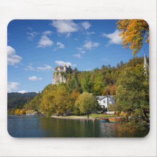 Tapis De Souris Le lac a saigné avec des arbres dans des couleurs
