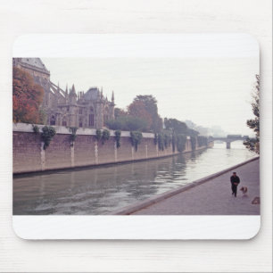 Tapis De Souris Le Long De La Seine, Marcher Le Chien