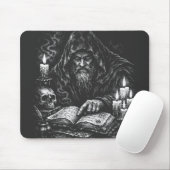 Tapis De Souris Le Magicien Étudiant le Grimoire — par BurnsInHell (Avec souris)