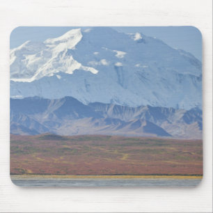 Tapis De Souris Le mont McKinley domine derrière un campeur et sa